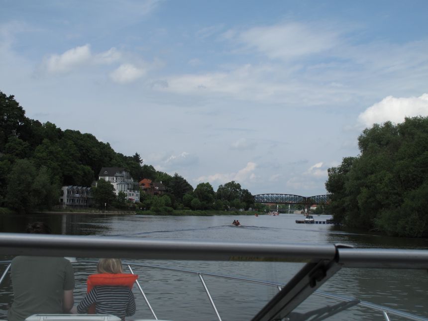 Anfahrt auf die alte Eisenbahnbrücke in Hameln weserabwärts kommend