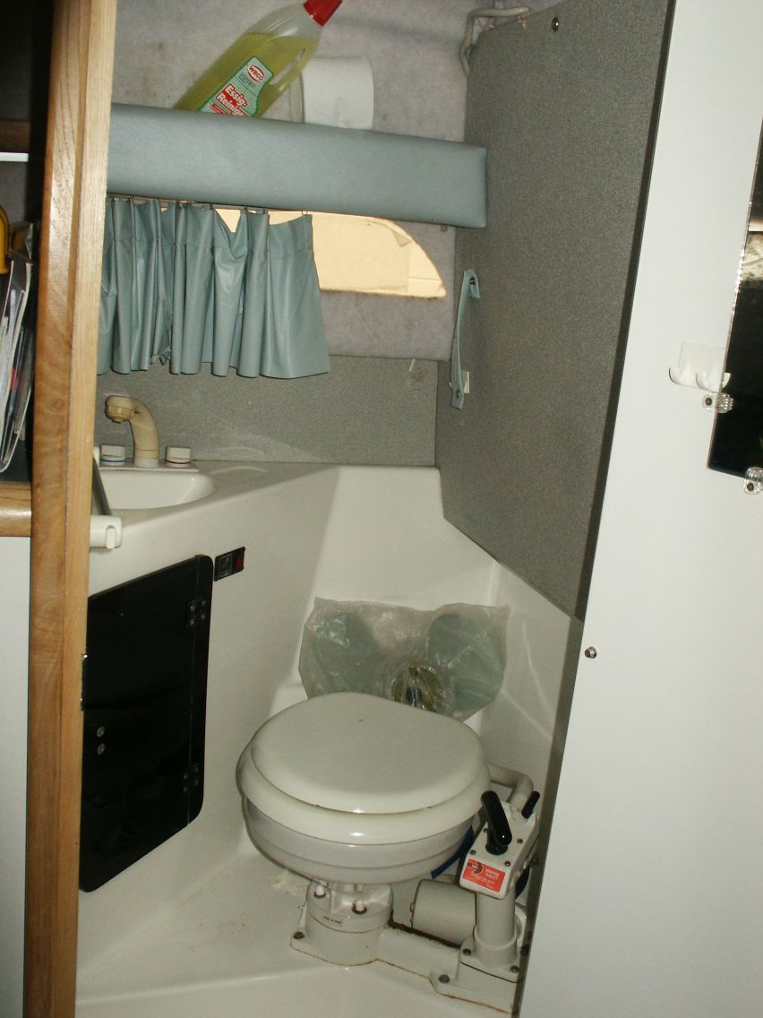 Der Toilettenraum. Mit 60l Fäkalientank und Dusche (die aber offensichtlich von einem Japaner entworfen wurde und für Personen ab 1m70 eigentlich nicht zu gebrauchen ist....)